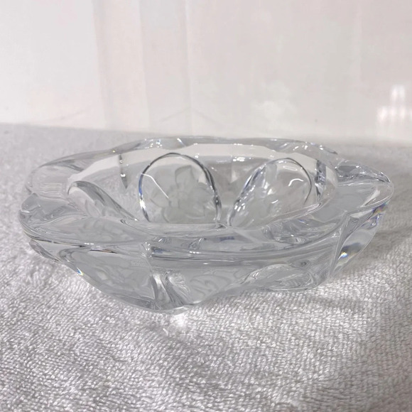 Vintage Round Clear Cut Glass With Frosted Textured Flowers Ashtray Trinket Dish - Picture 7 of 16